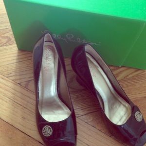 lily Pulitzer open toed patent leather wedge