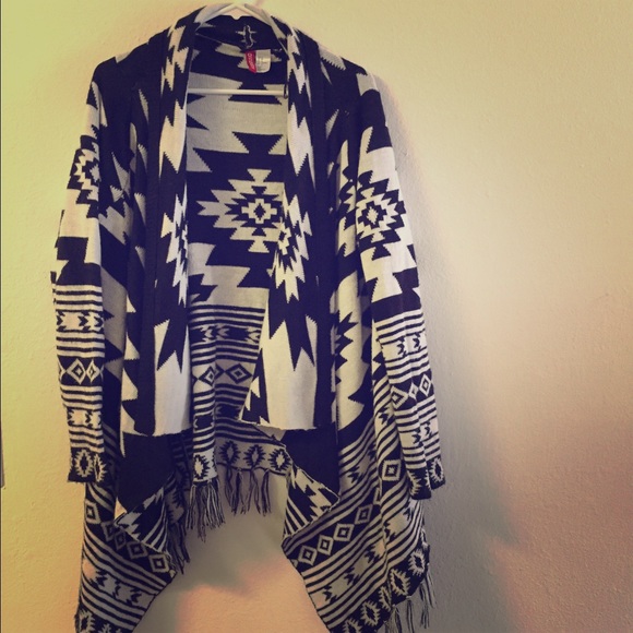 🚫SOLD --- Phone 5swhite and black sweater