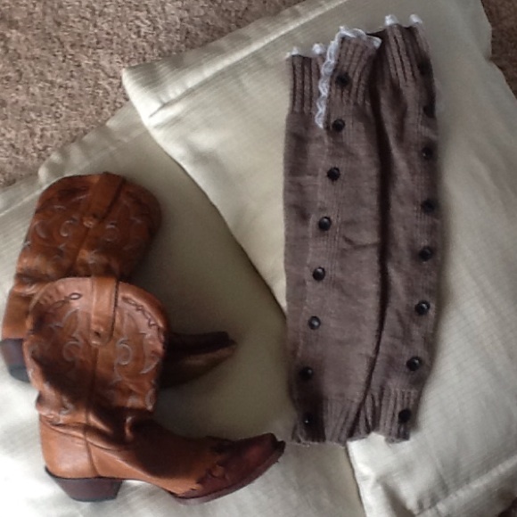 Leg warmers with lace trim