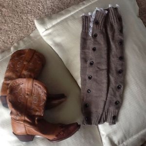 Leg warmers with lace trim