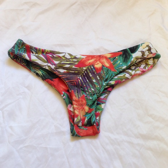 SOLD** Midori Bikinis seamless Brayden bottoms🌺 - Picture 1 of 3