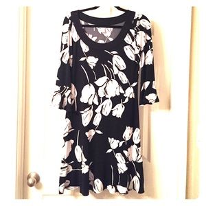 🎉 HP 🎉White House/Black Market Floral Dress