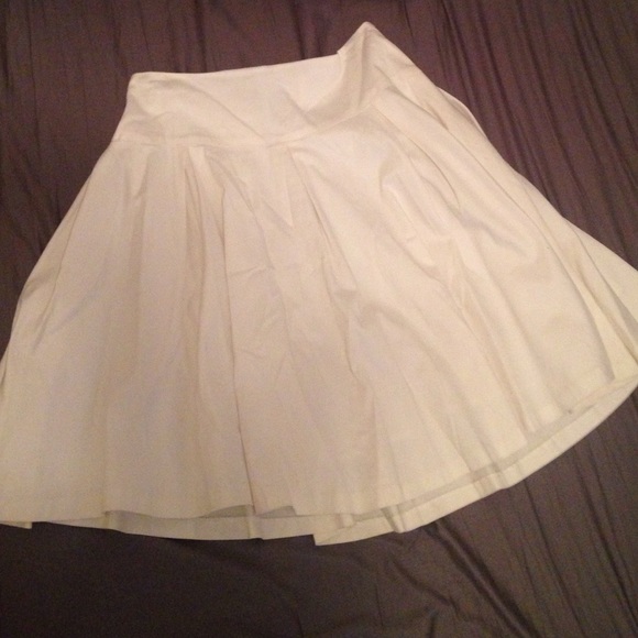 Fantastic white mid thigh length skirt