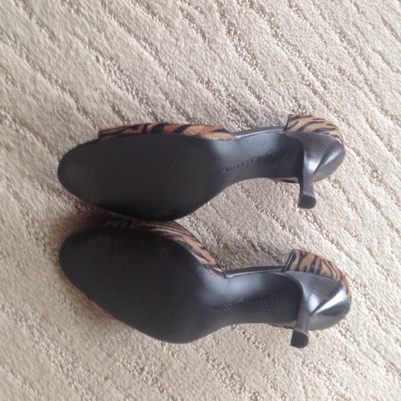 PRICED REDUCED!!!! Animal print shoes. - Picture 2 of 3