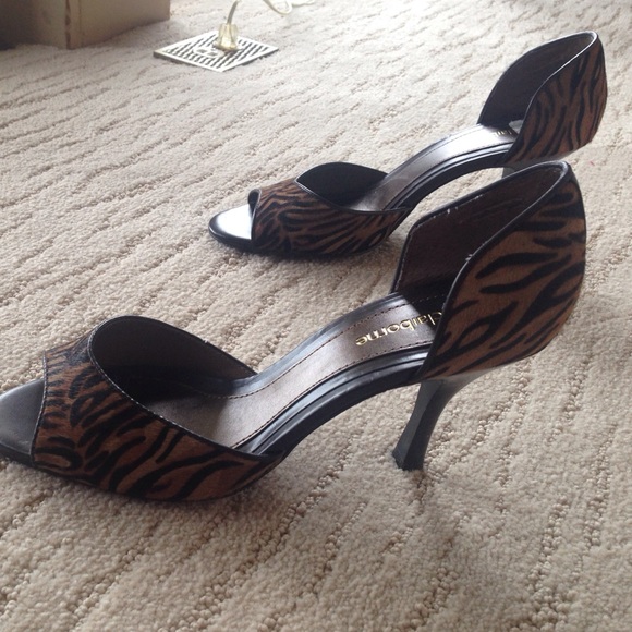 PRICED REDUCED!!!! Animal print shoes. - Picture 3 of 3