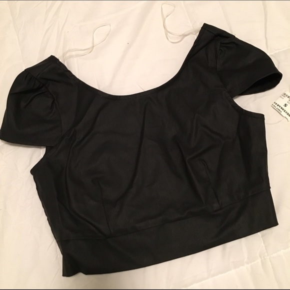 Black short zipper crop top
