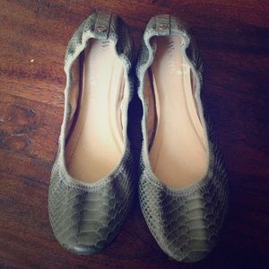 Flat shoe