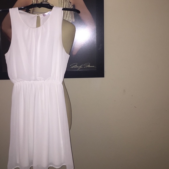 All white dress 👑 - Picture 1 of 4