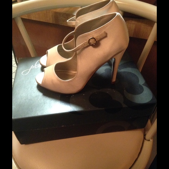 NWT Ivory Special Occasion Shoes platinum bp