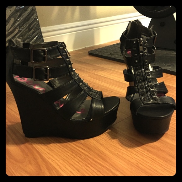Betseyville black wedge