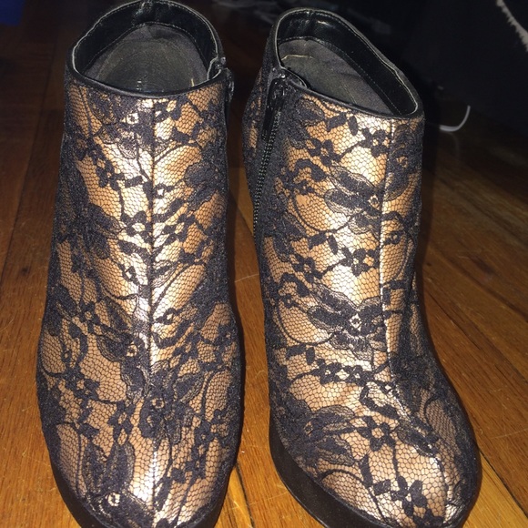 Beautiful black&tan lace covered heeled booties - Picture 2 of 4