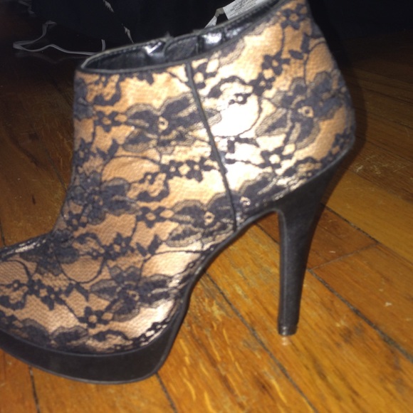 Beautiful black&tan lace covered heeled booties - Picture 3 of 4