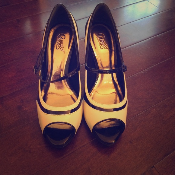 Carlos by Carlos Santana black and white pumps