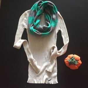 Hollister beige sweater