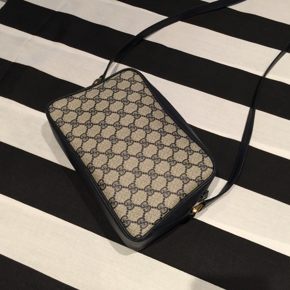 Vintage Classic Gucci GG Cross-body.