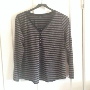 🚨Last chance🚨 Black and silver striped top