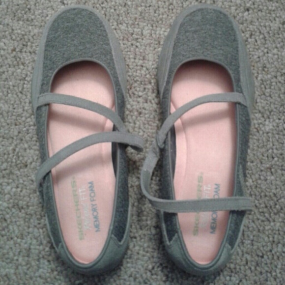 Skechers size 7.5 relaxed fit memory foam