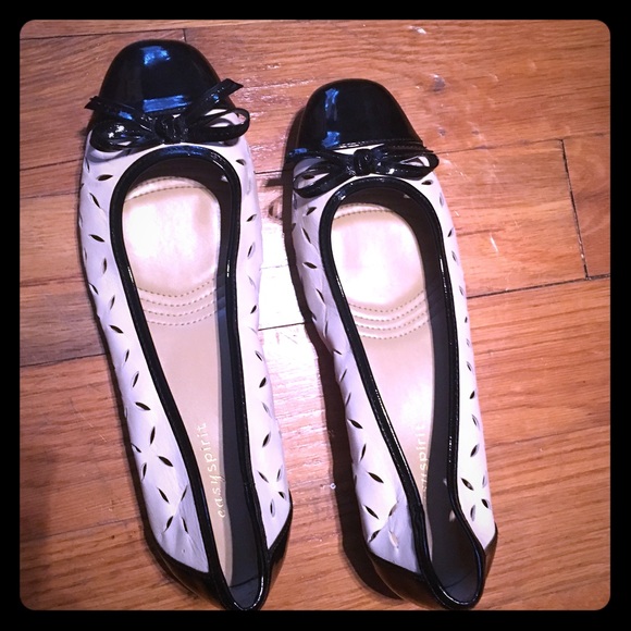 Cute beige and black flats.