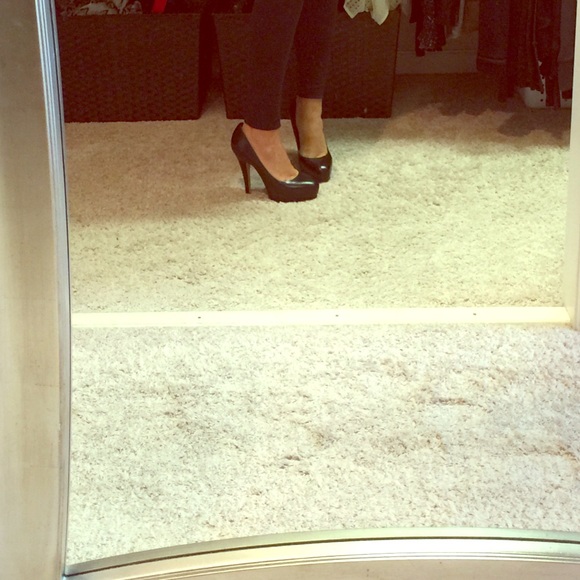 Vince Camuto Shoes - Very lightly worn Vince Camuto heals