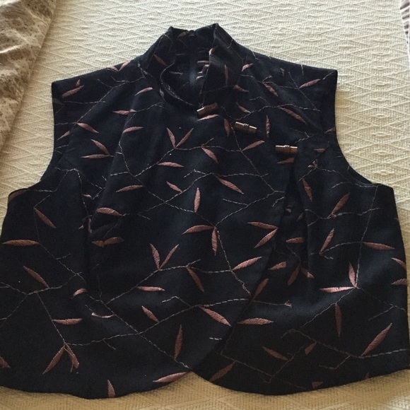 A 2 pcs embroidered pant and cropped top - Picture 2 of 4