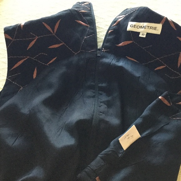 A 2 pcs embroidered pant and cropped top - Picture 3 of 4