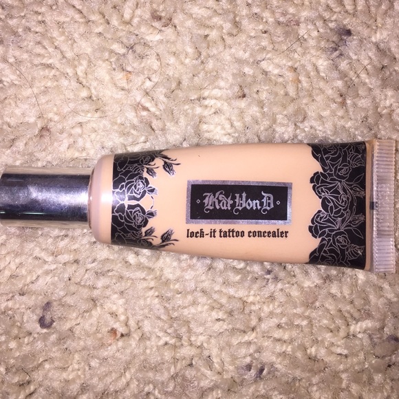 Kat Von D lock it tattoo concealer