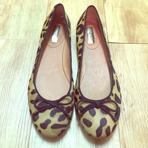 HALOGEN leopard print calf hair flats