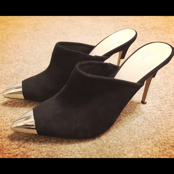 Victoria's Secret pointed cap-toe mule