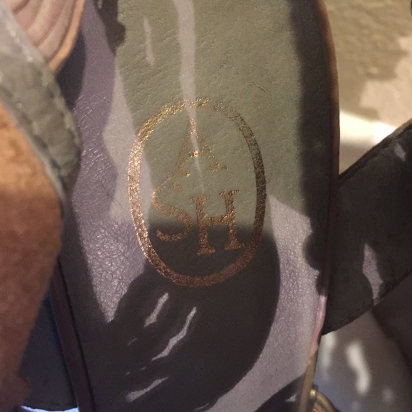 Ash wedge hills - Picture 2 of 4