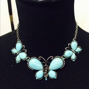 Gorgeous necklace with matching earrings
