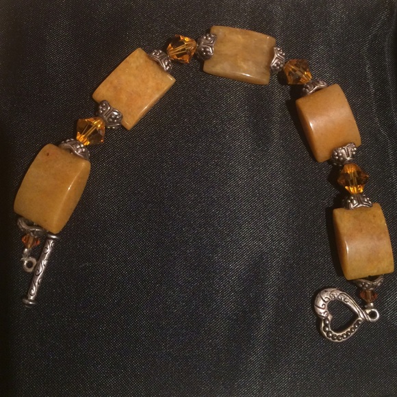 Stone bead bracelet with heart closure