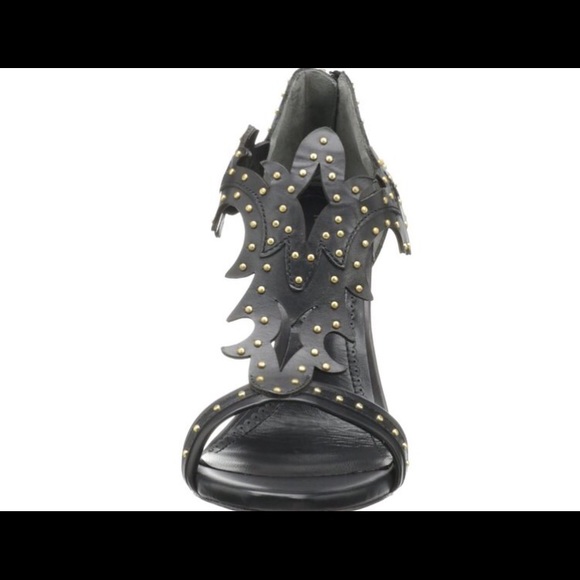 Pour La Victoire heels