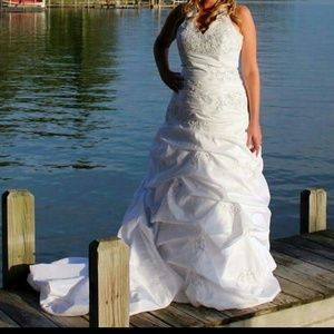 Wedding dress!! *share* somebody needs this beauty