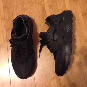 All Black Nike Huaraches