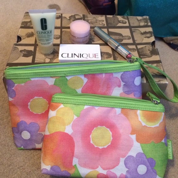 BRAND NEW Clinique travel bag makeup set