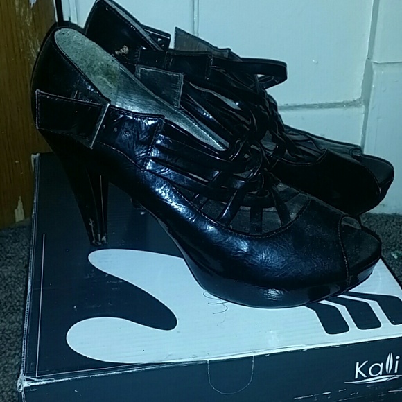 Steve madden Peekaboo pump