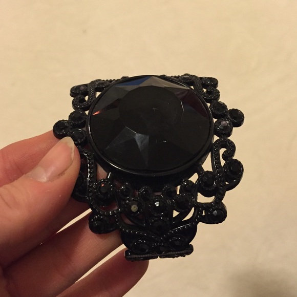 Black Clamshell Bracelet w/ Intricate Detailing.