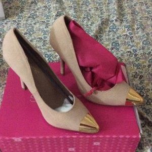 2 pair ofShoe Dazzle pumps