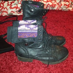 Black foldable combat boots with inner Aztec print