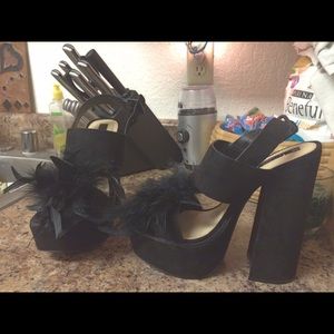 Blackplatforms ✨ marabou clip attachment