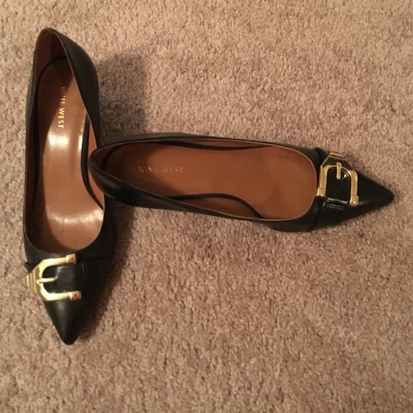 Nine west black buckel shoe
