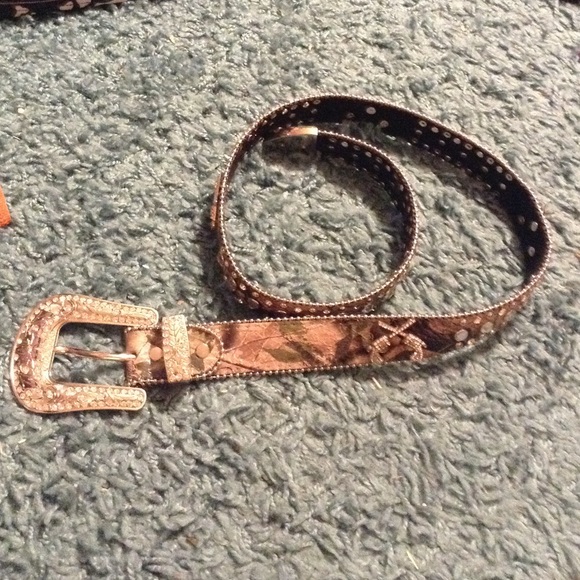 Camo cross pistol belt