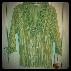 Fabulous crinkle blouse w/framing ruffled v neck