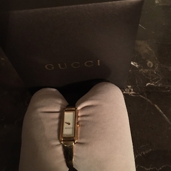 SOLD!!!!!!Gucci watch with pearl face - Picture 2 of 4