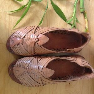$10 flash sale: tan huaraches 8.5