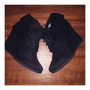 Black wedges