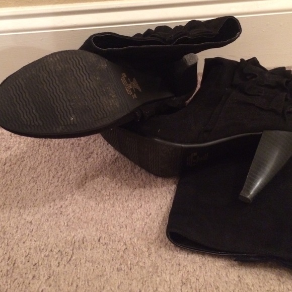 Ruffle boots - Picture 2 of 3