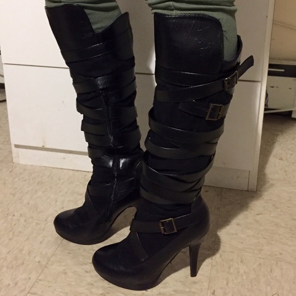 Tall black heeled boots❤️
