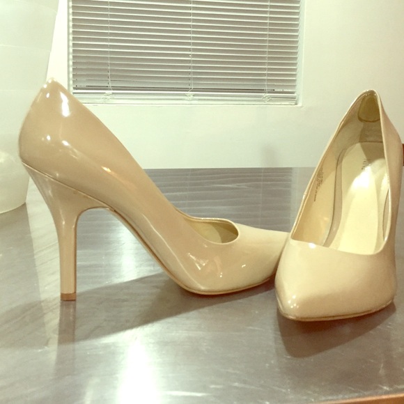 Size 10M Nine West Nude pump never worn