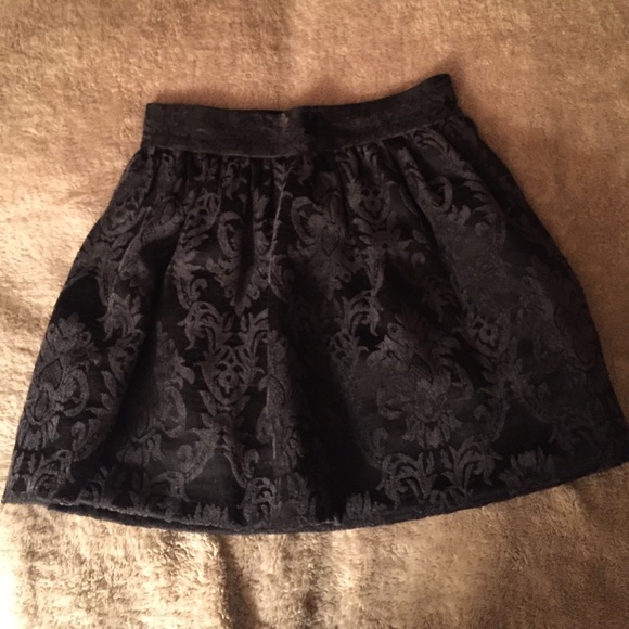 BB DAKOTA Beautiful Upolstry look skirt. - Picture 2 of 3